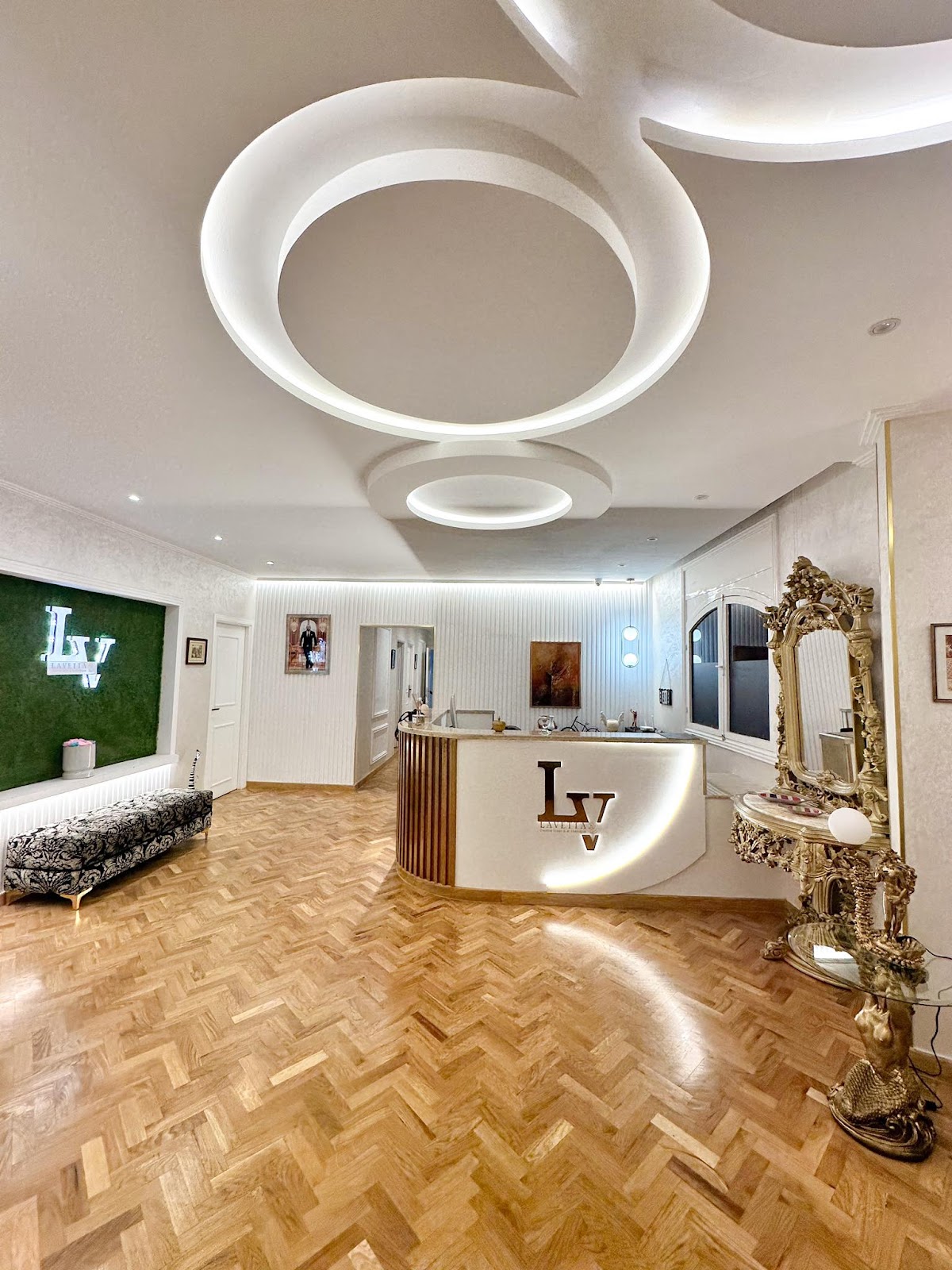 Accueil du centre Lavetta à Casablanca, parquet en bâtons rompus et comptoir au logo LV