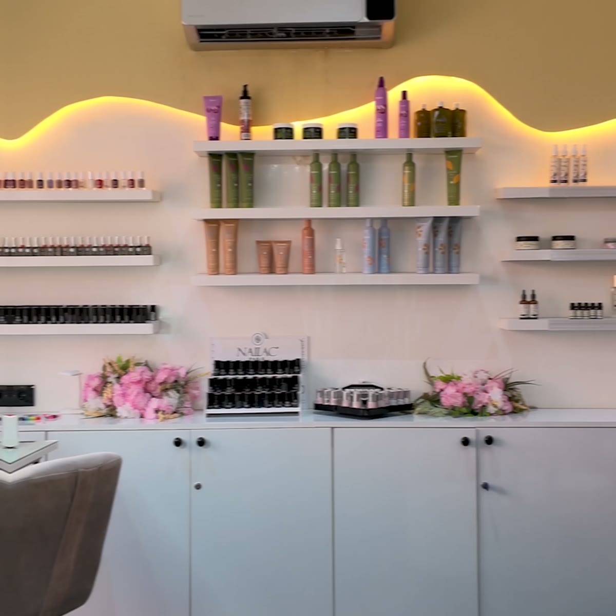 Comptoir et étagères lumineuses du salon Anbar Médina