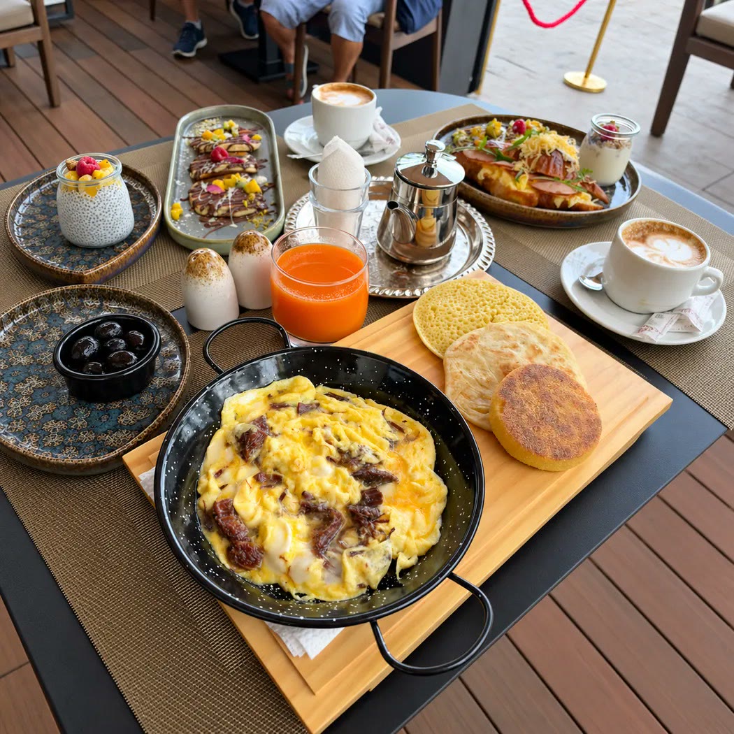 Petit-déjeuner avec omelette au khlii chez Comptoir d'Atlantic