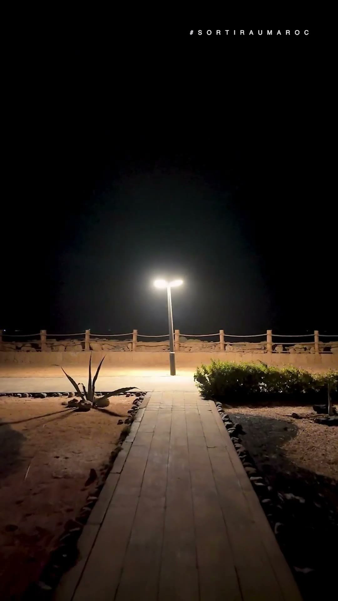 Allée éclairée la nuit, Dakhla
