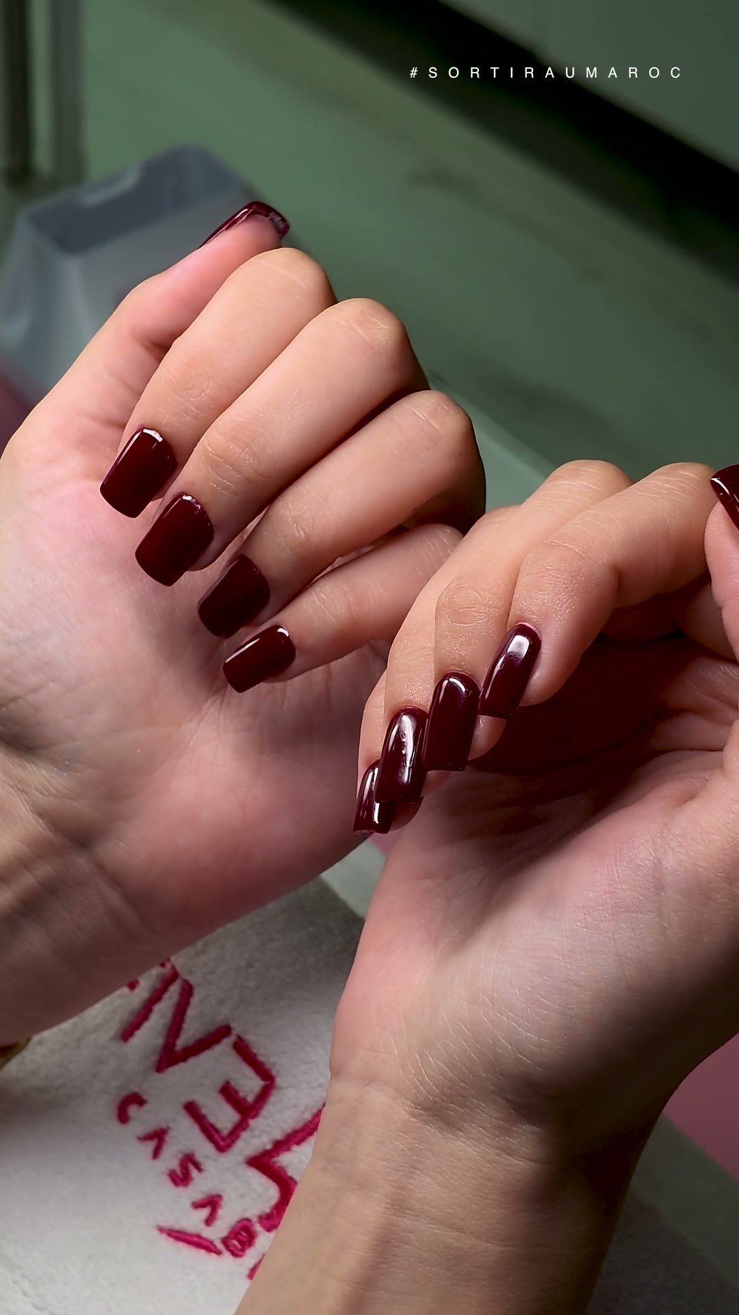 Ongles bordeaux réalisés chez Five Nails