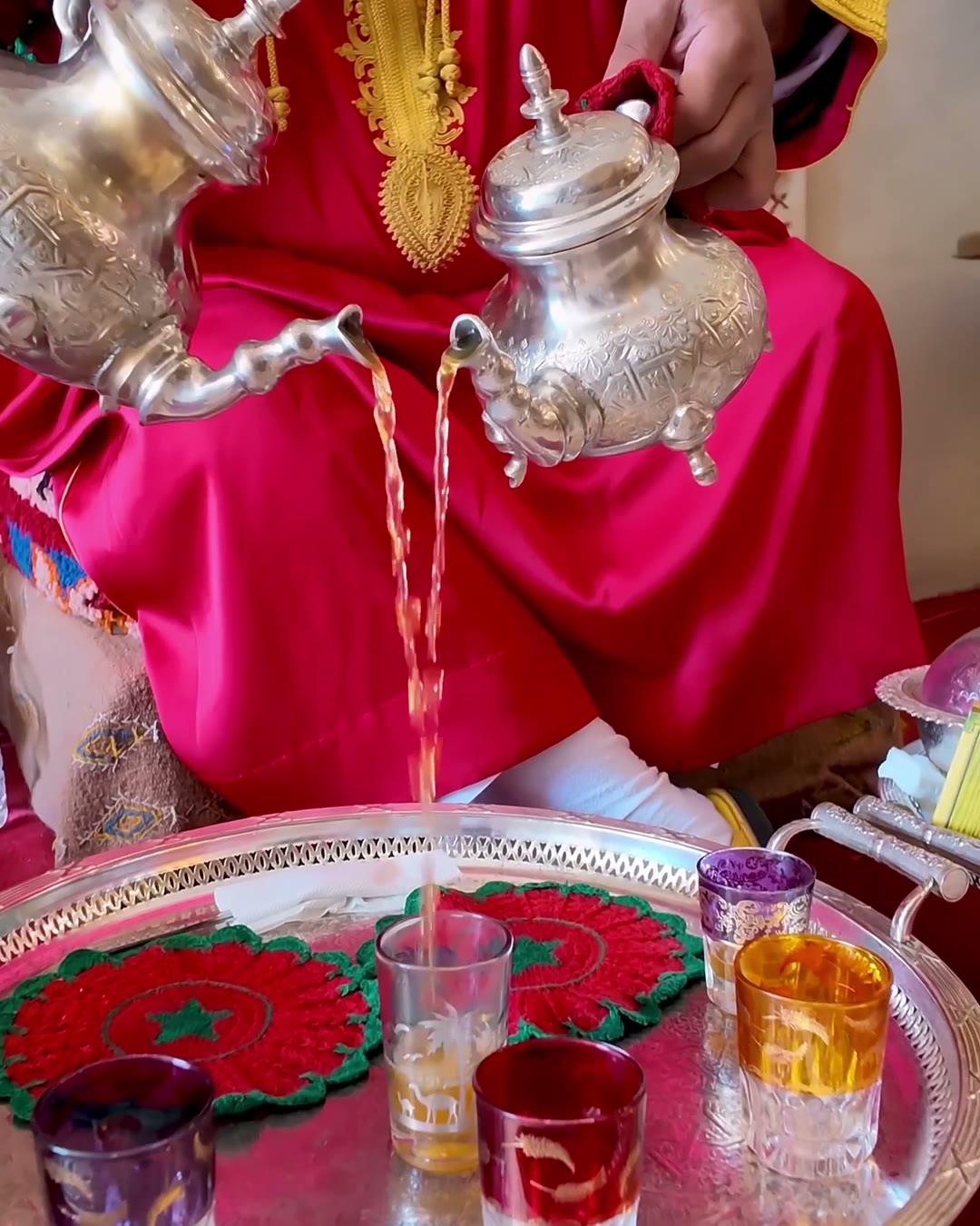 Service du thé à la menthe chez Fluffy
