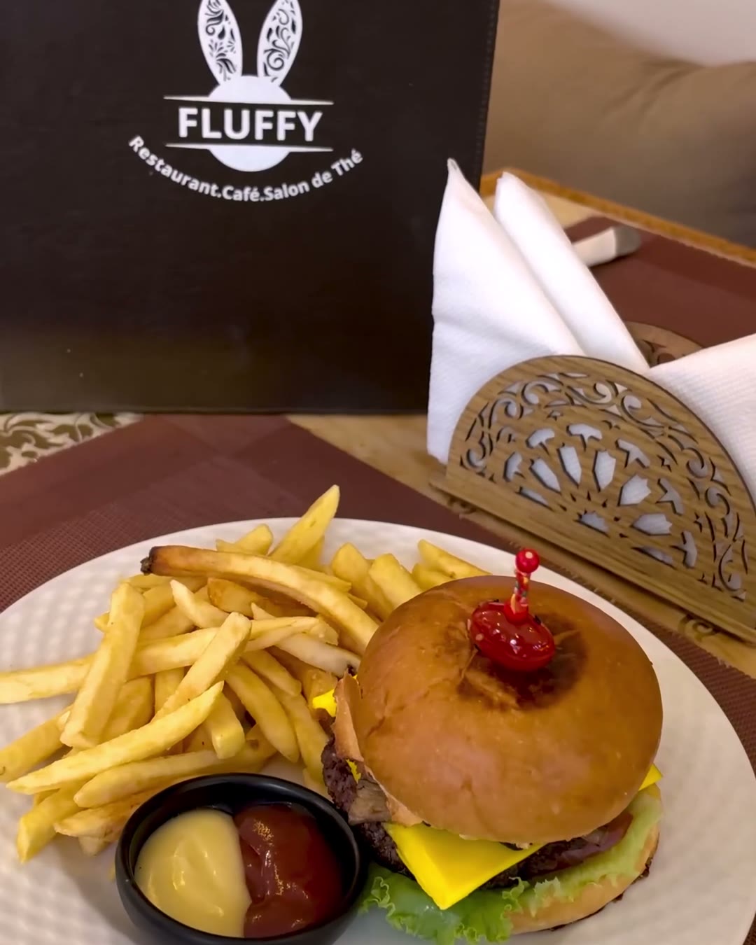 Burger et frites chez Fluffy Marrakech