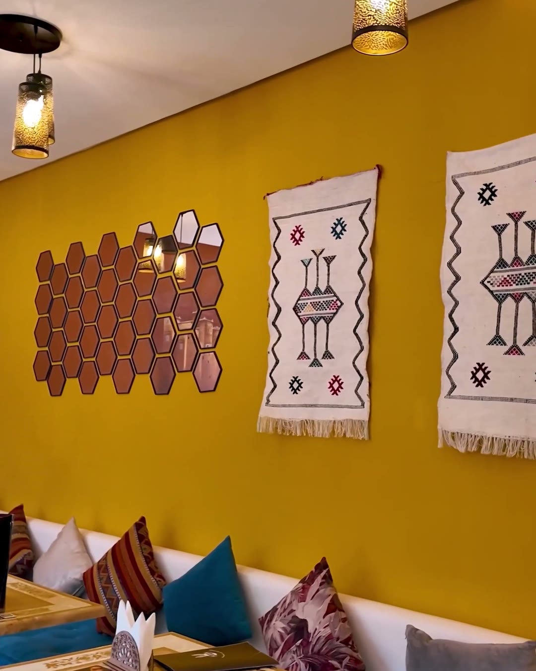 Salle aux murs jaunes et tapis berbères chez Fluffy