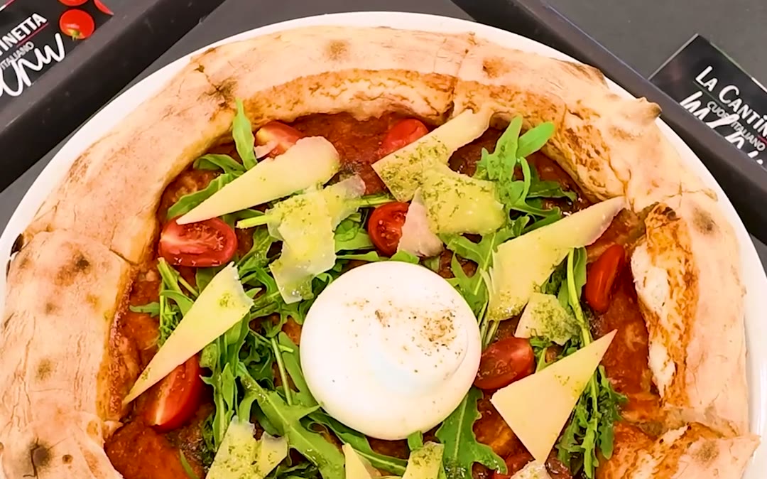 Pizza Burrata de La Cantinetta, roquette, tomates cerises et parmesan, Casablanca