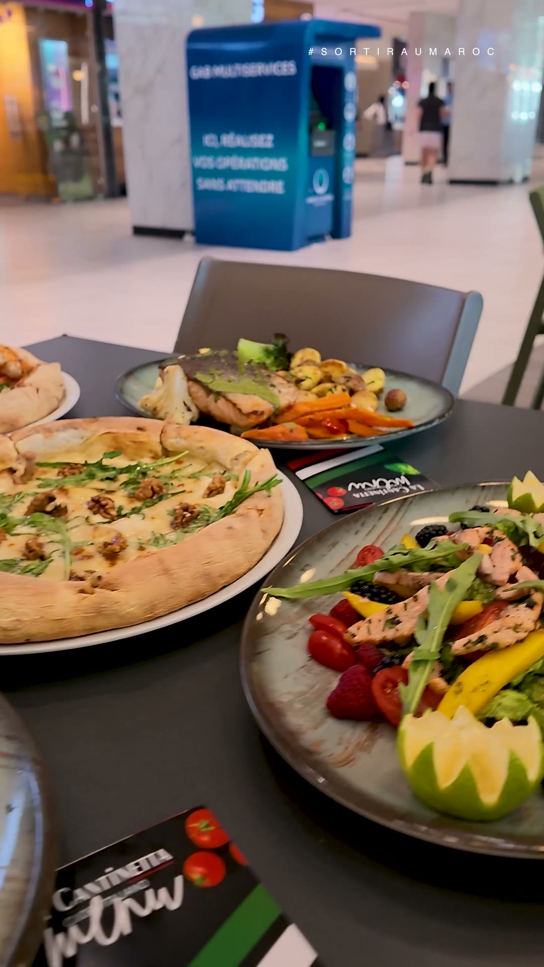 Pizza et salade servies à La Cantinetta, AnfaPlace Casablanca