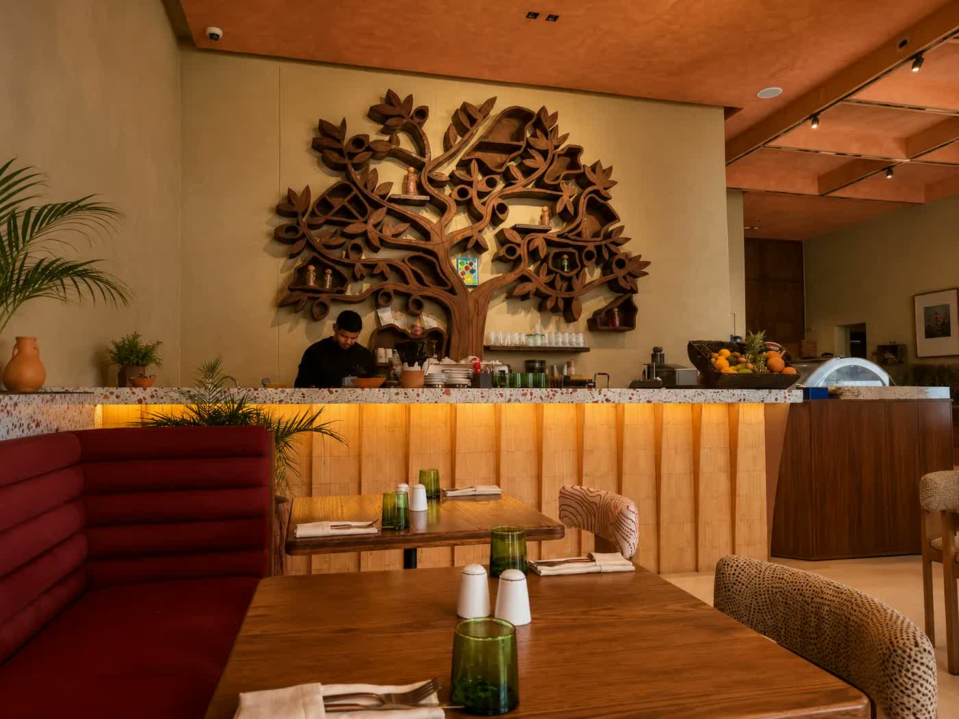 Le comptoir et l'arbre en bois de Liva, Marrakech