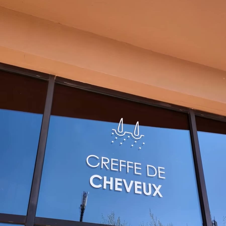 Vitrine Greffe de cheveux de M Clinic