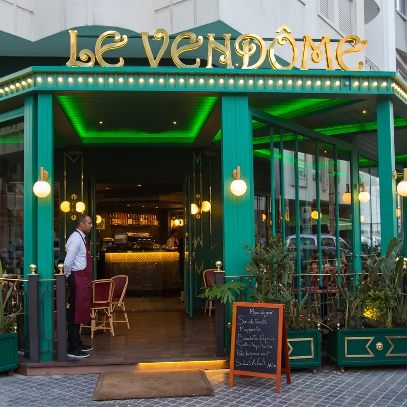 Façade vert émeraude et lettres dorées du Vendôme, rue El Jihani