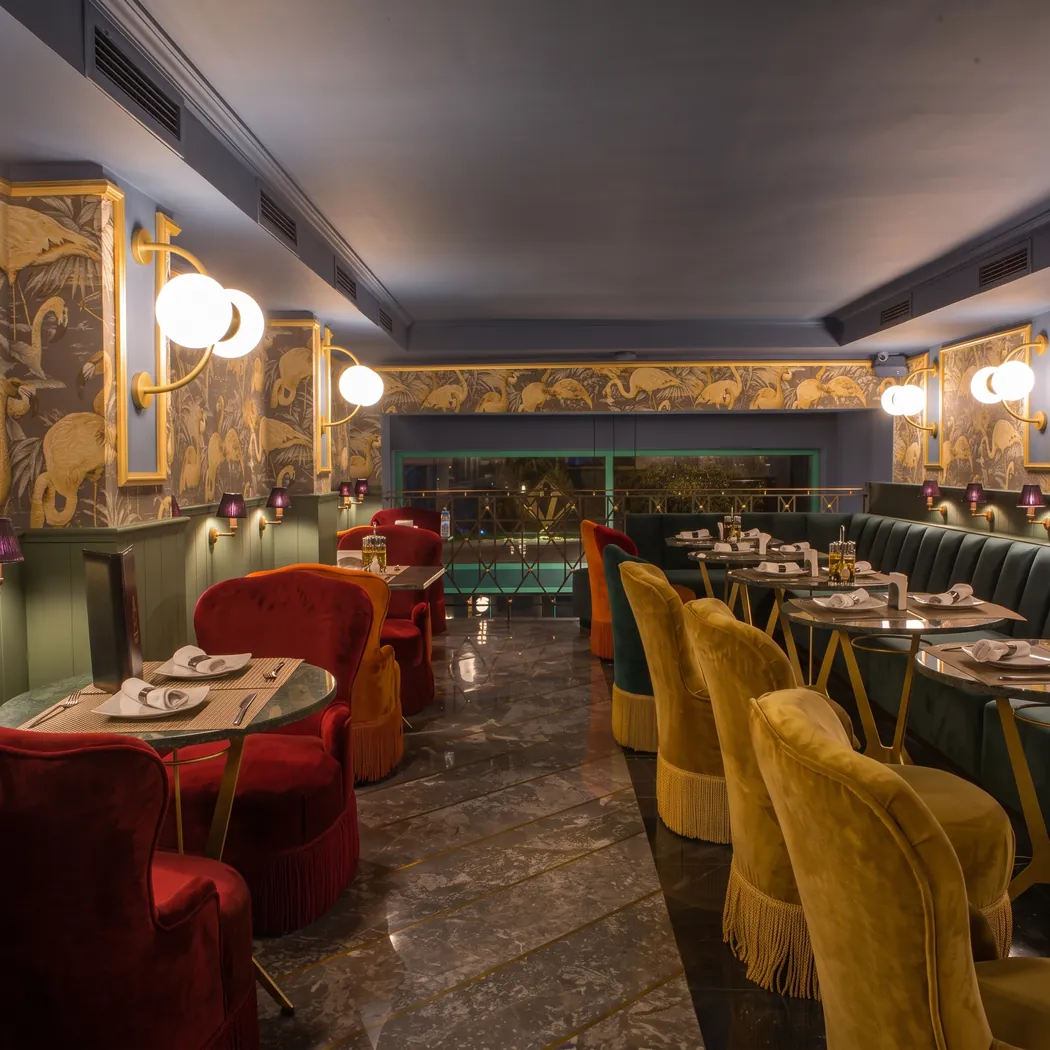 Salle du Vendôme : fauteuils en velours rouge et jaune, papier peint doré