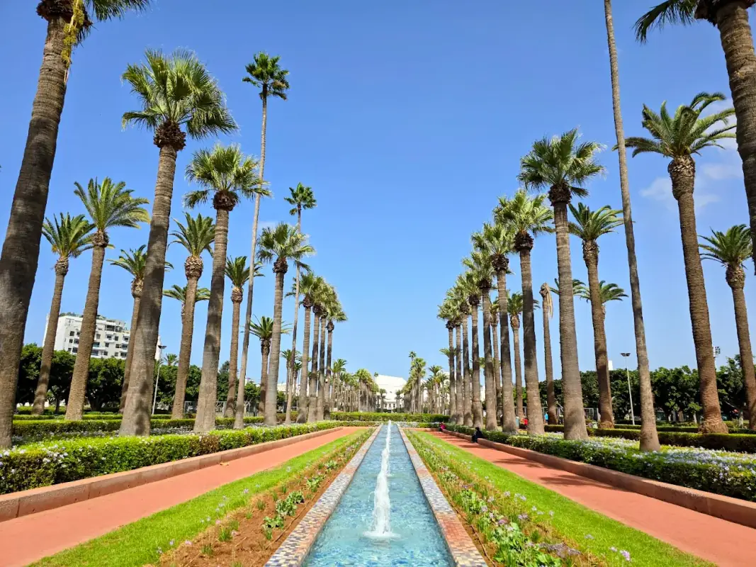 Allée de palmiers et bassin central du parc de la Ligue arabe à Casablanca