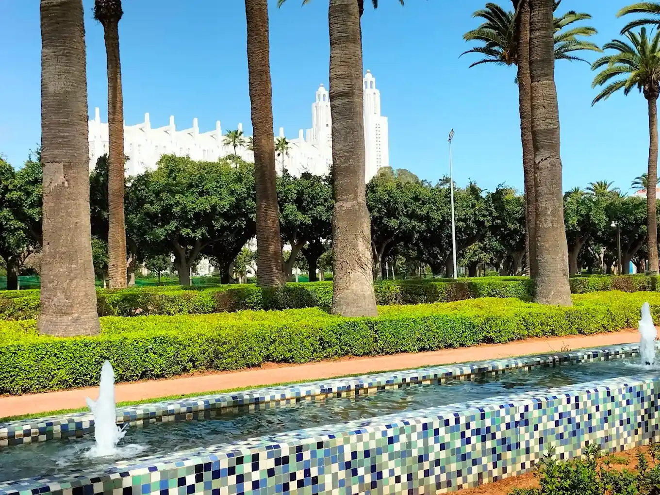 Fontaine en mosaïque et palmiers, parc de la Ligue arabe, Casablanca