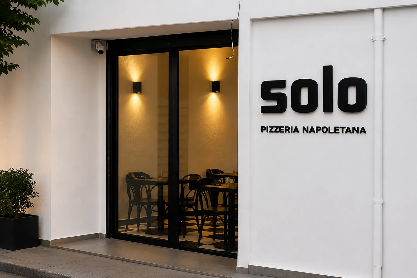 Façade blanche de Solo Pizzeria Napoletana, rue Abou Al Faïd Al Masri à Gauthier, Casablanca