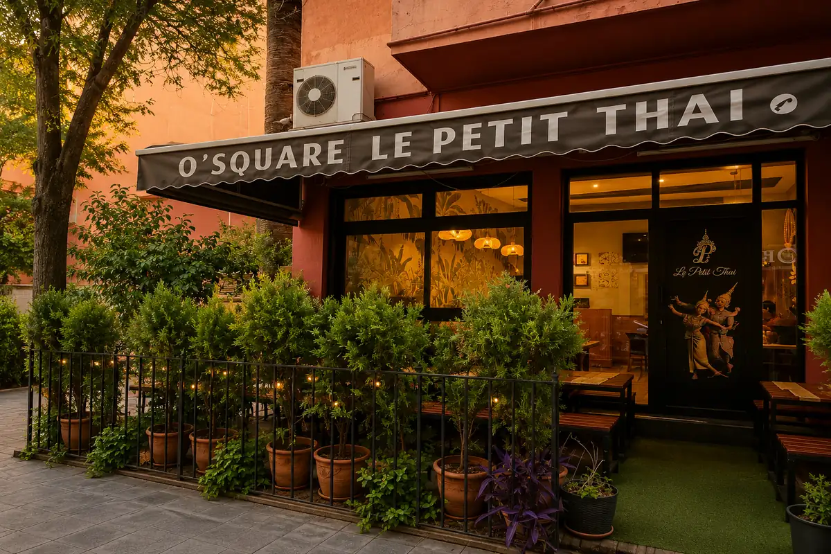 Devanture du Petit Thai à Marrakech : store gris, terrasse bordée de plantes en pots