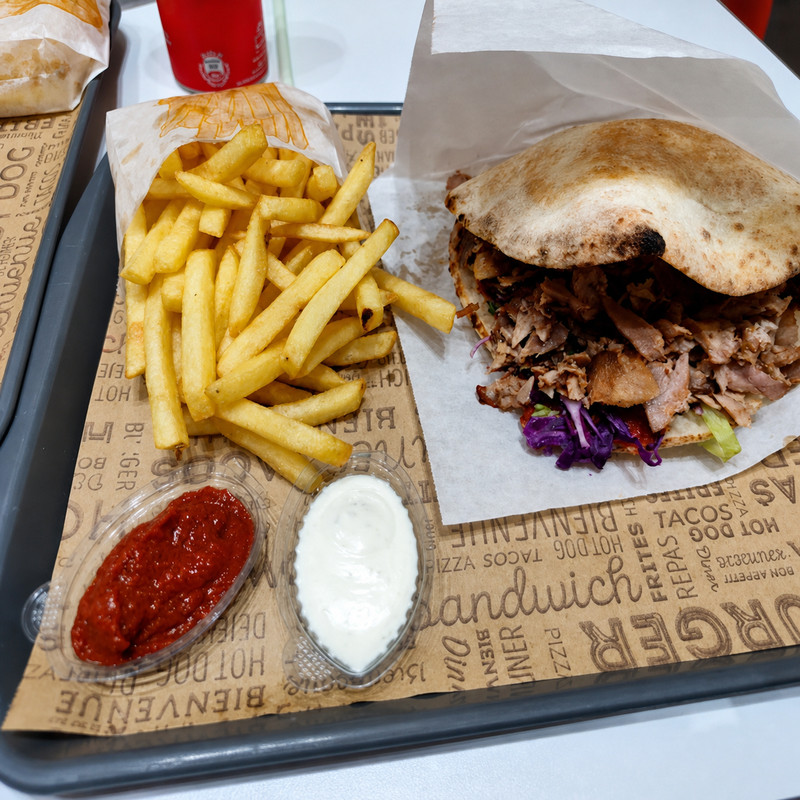 Döner kebab dans un pain maison, frites et deux sauces sur un plateau chez McDöner