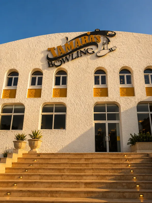 Façade blanche et escalier d'entrée de Tamaris Bowling