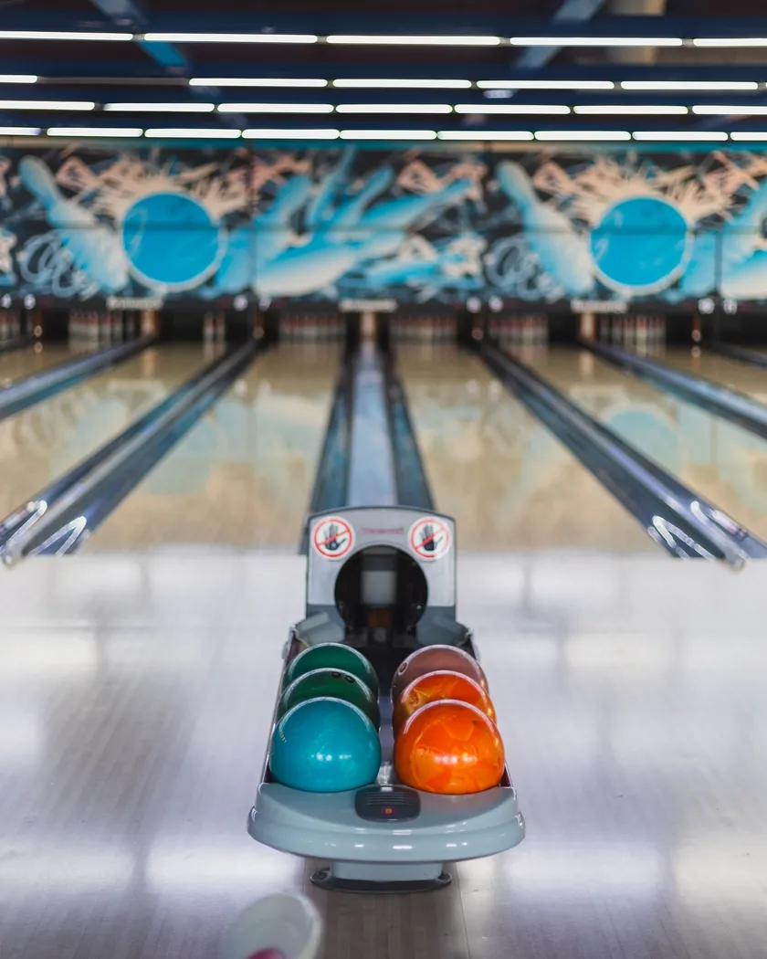 Retour de boules colorées devant les pistes de Tamaris Bowling