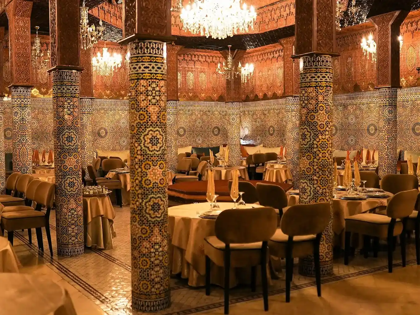 Salle de Dar Essalam : colonnes en zellige, lustres en cristal et tables dressées