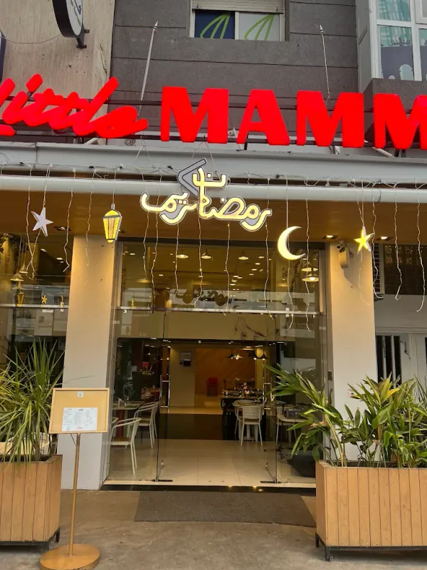 Little Mamma Agdal à Rabat : façade vitrée avec enseigne rouge et décorations de Ramadan