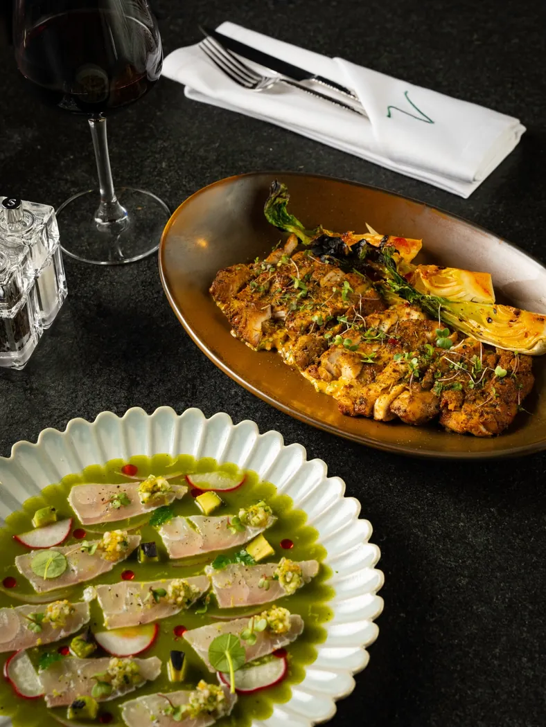 Carpaccio de poisson à l'huile verte et viande grillée au bok choy, chez Verde Marrakech