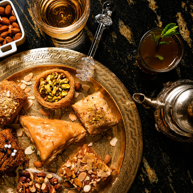 Pâtisseries orientales et thé servis chez Bait Al Baik