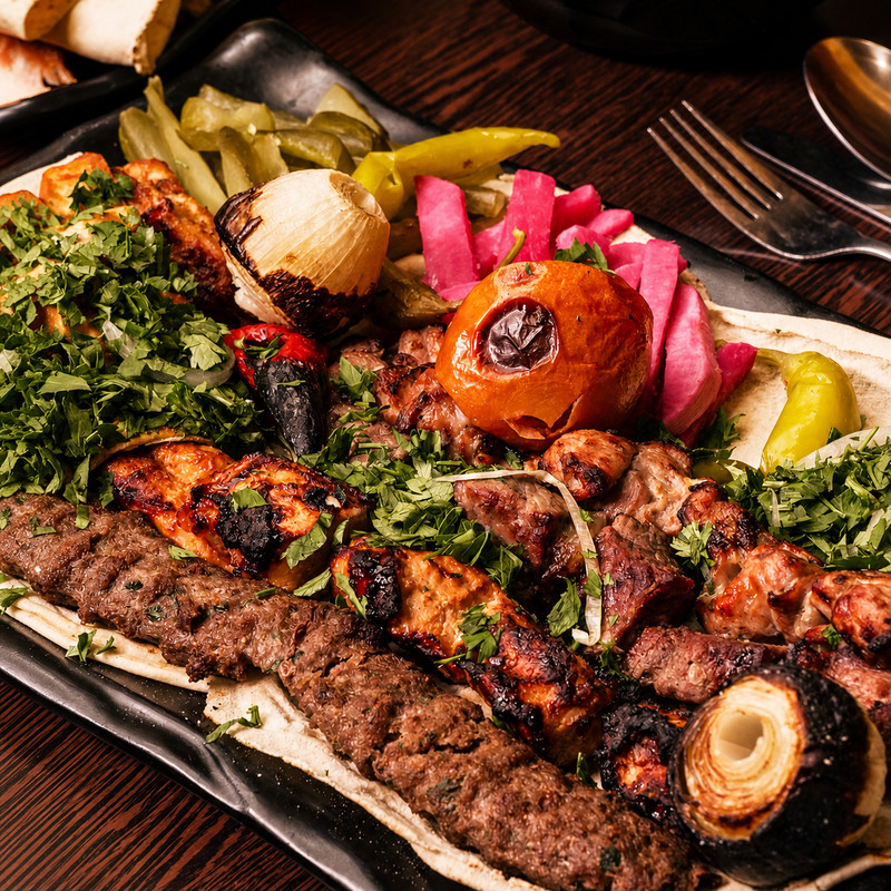 Plateau de grillades de Bait Al Baik : kebab, brochettes, légumes grillés et légumes marinés