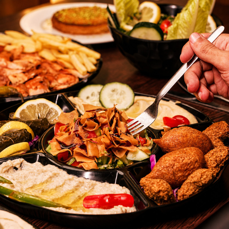 Table de Bait Al Baik avec houmous, falafels, fattouche et frites