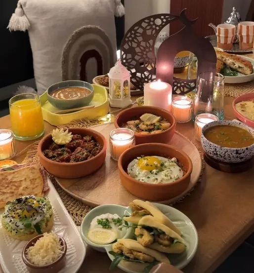 Table garnie chez Hera Brunch : œuf en cocotte, soupe, sandwichs, jus d'orange et bougies