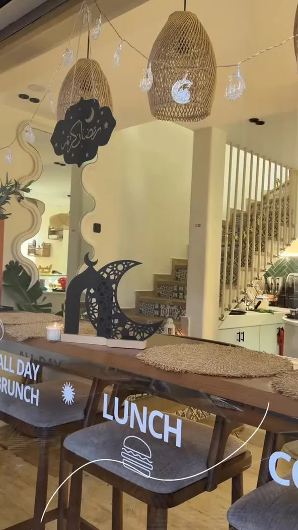 Comptoir de Hera Brunch, suspensions en osier et vitrine marquée All day brunch et Lunch