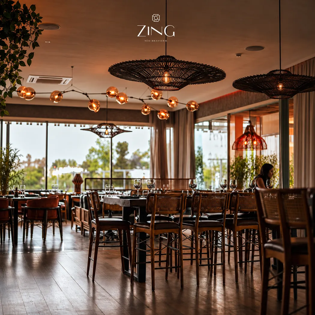 Salle de Zing ouverte sur la verdure, grandes suspensions en osier
