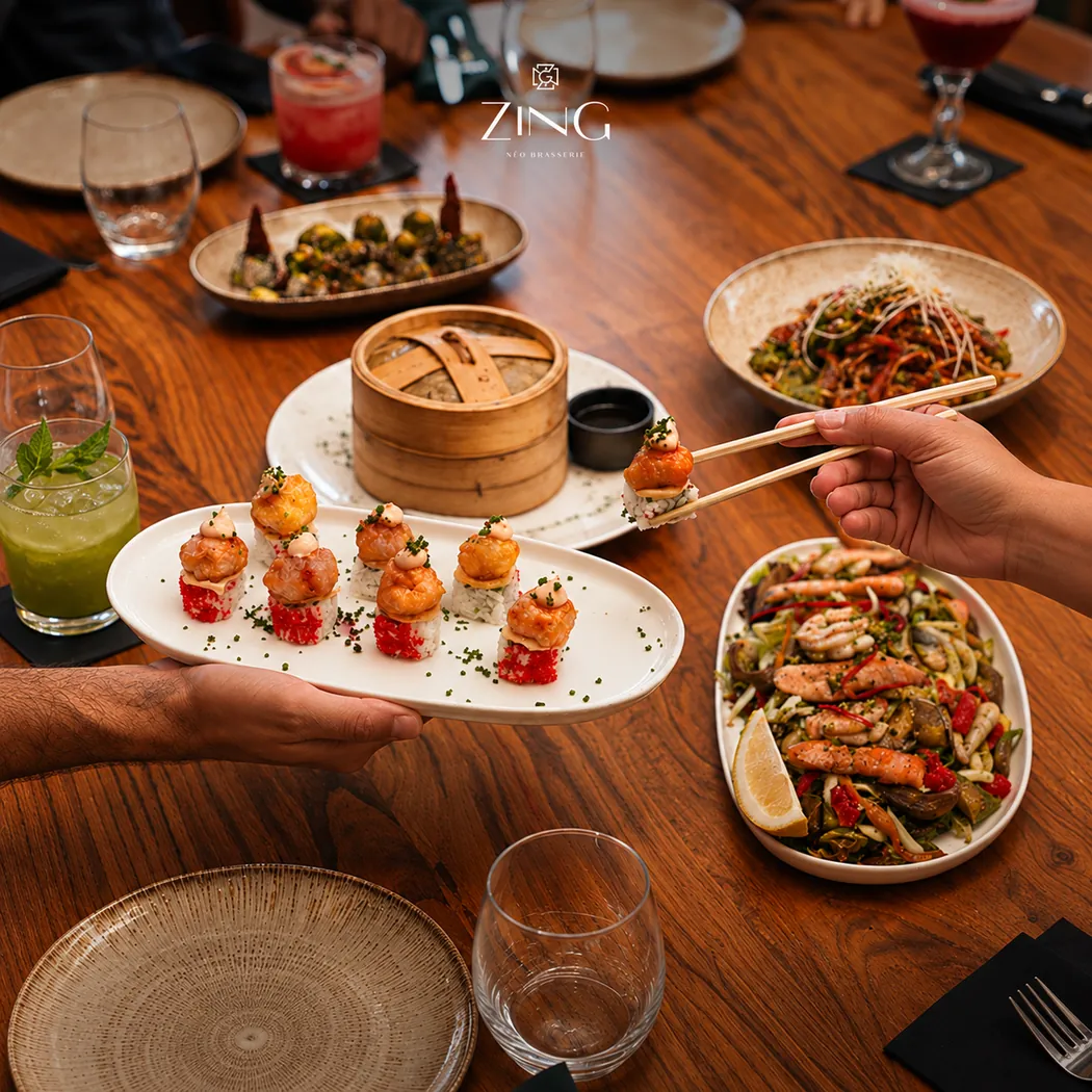 Table de partage chez Zing : dim sum, bouchées de sushi et salade de nouilles