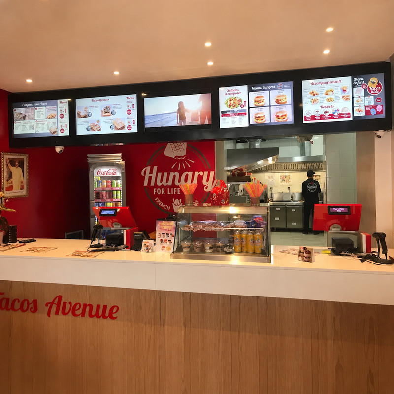 Comptoir de commande et écrans de menu de Tacos Avenue