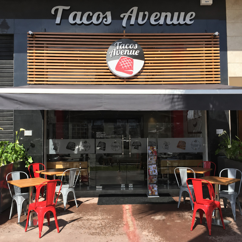 Devanture de Tacos Avenue avec enseigne, terrasse et chaises rouges