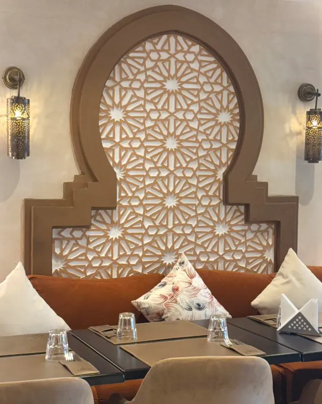 Arche en moucharabieh et banquette de la salle de Tajino