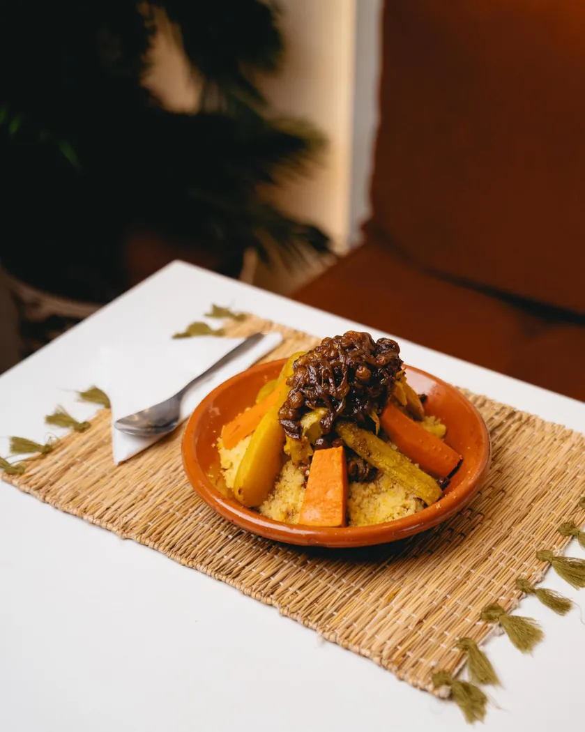 Couscous aux légumes et oignons caramélisés servi chez Tajino à Tanger