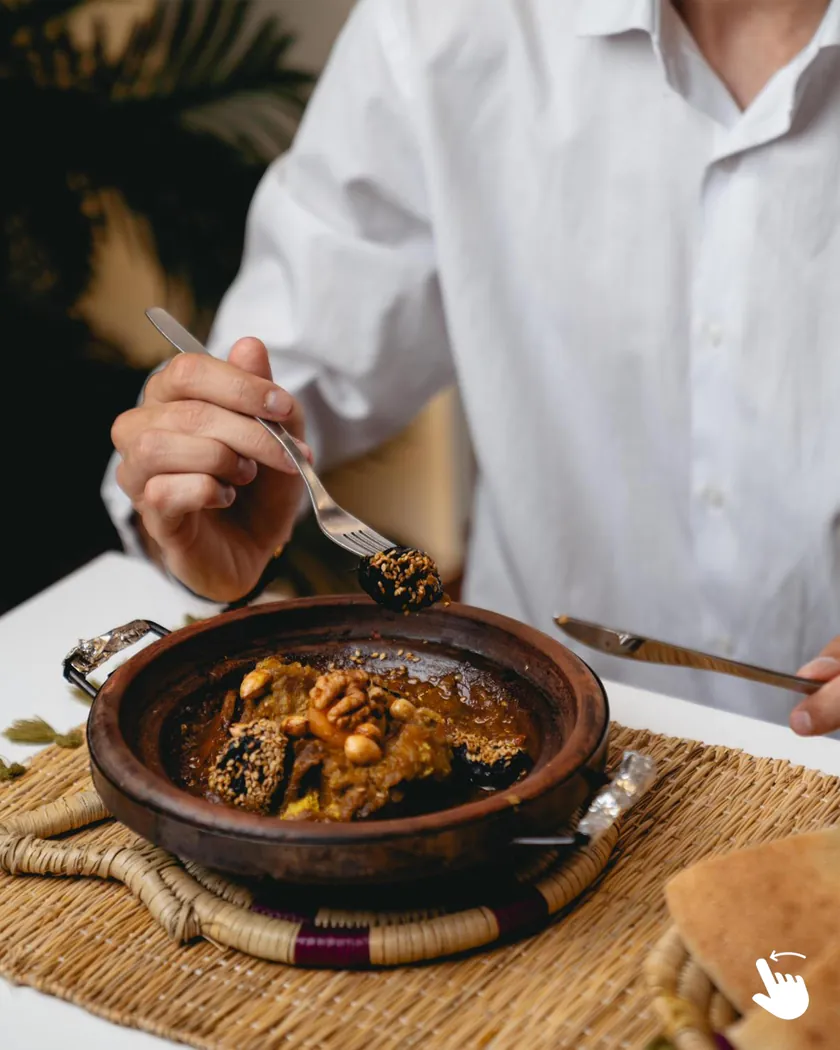 Tajine de viande aux pruneaux et amandes chez Tajino