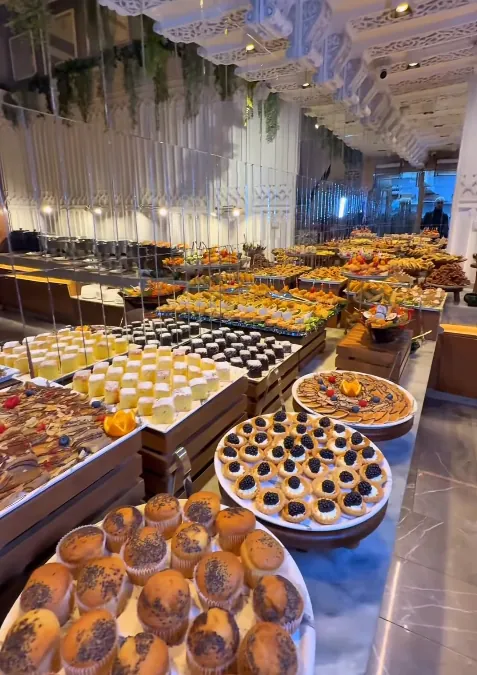 Présentoirs de muffins, verrines et tartelettes alignés sur un buffet, photo de la fiche de Pensée
