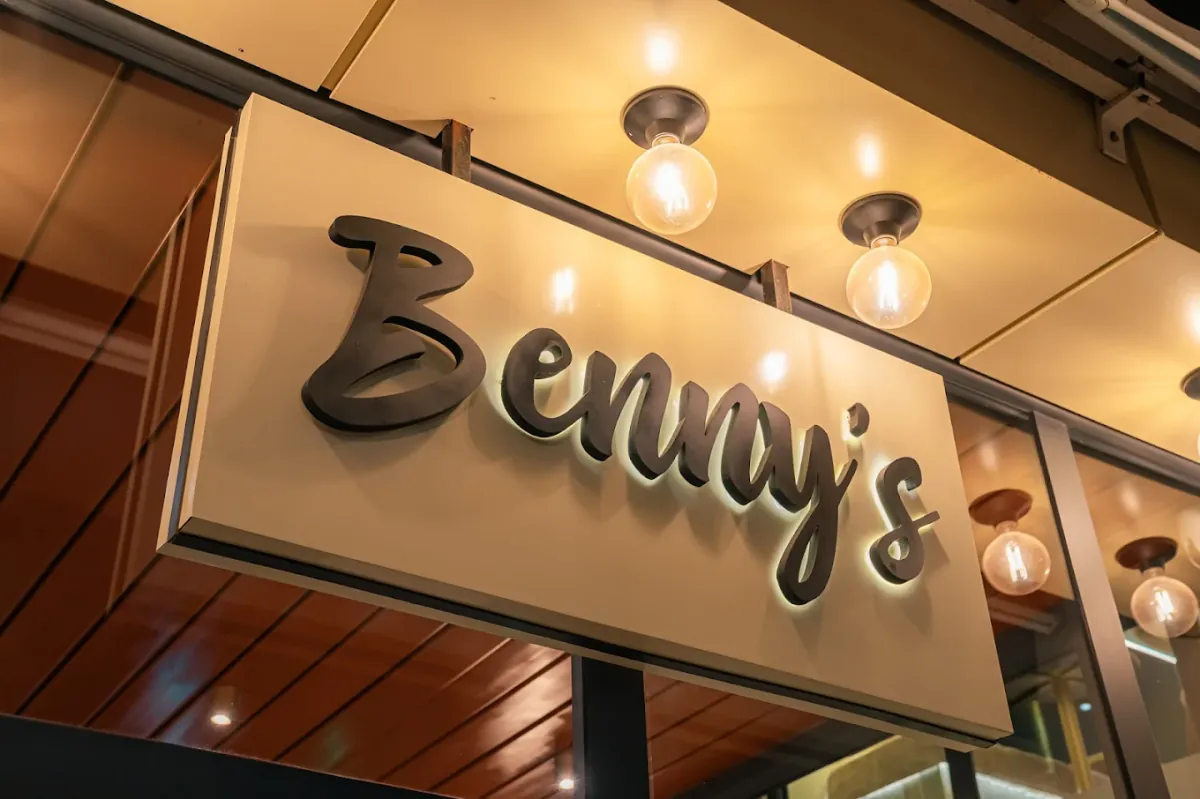 Enseigne lumineuse Benny's en lettres cursives