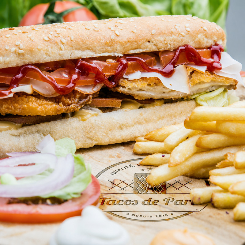 Sandwich au poulet pané, frites et crudités, visuel de marque Tacos de Paris