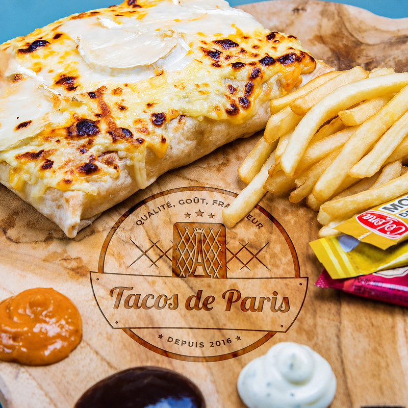 Tacos gratiné au fromage et frites sur une planche en bois, visuel de marque Tacos de Paris