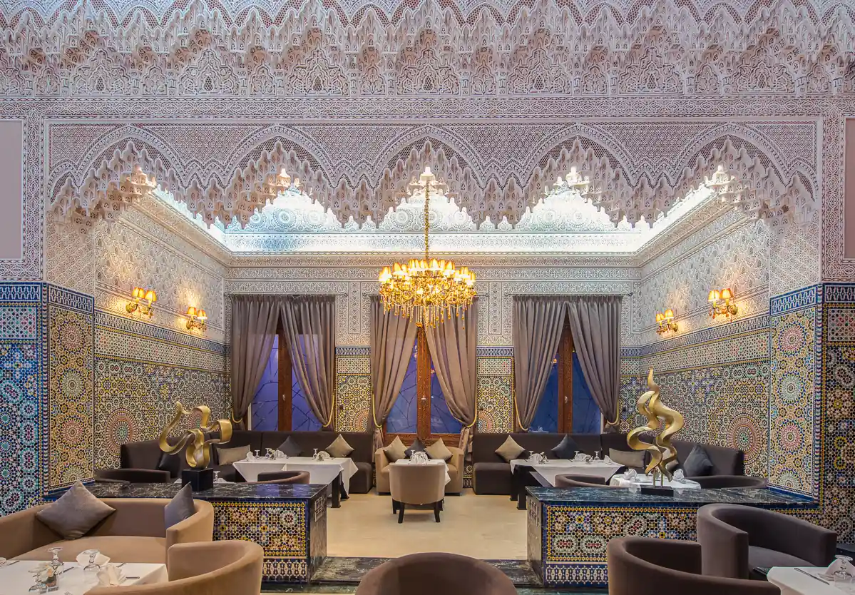 Salon marocain de Riad 21 avec zelliges, stucs sculptés et fauteuils