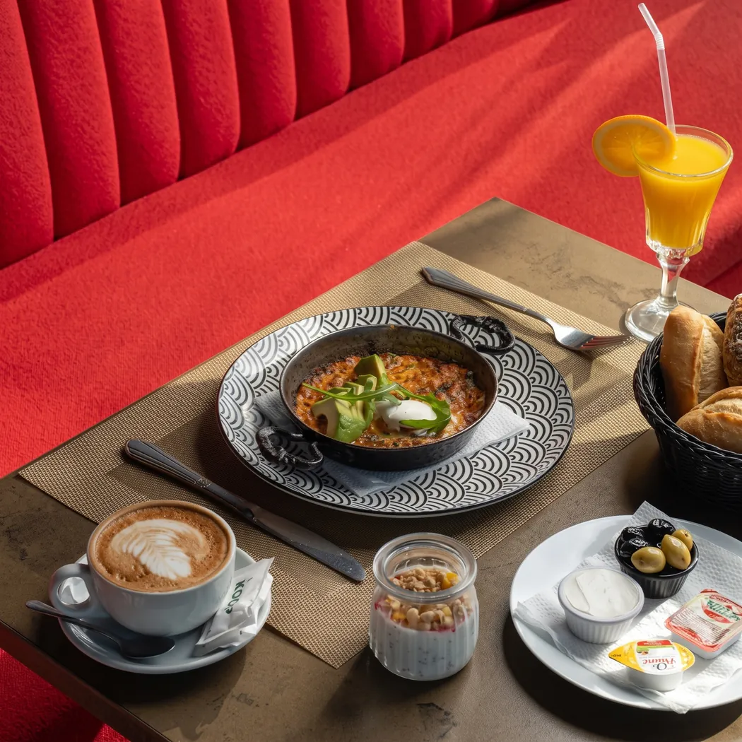 Œufs en cocotte, cappuccino et pain servis au Gatsby