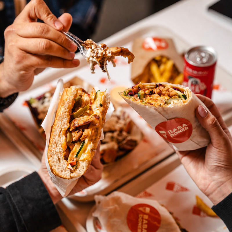 Sandwich döner dans un pain et döner roulé avec frites et canette chez Baba Doner