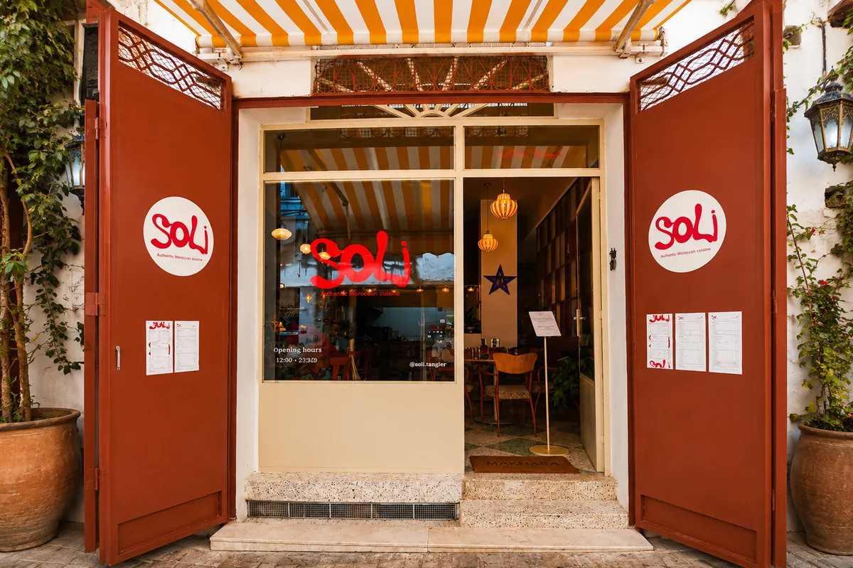 Entrée de Soli, 17 Calle Nueva dans la médina de Tanger, portes rouges et store rayé