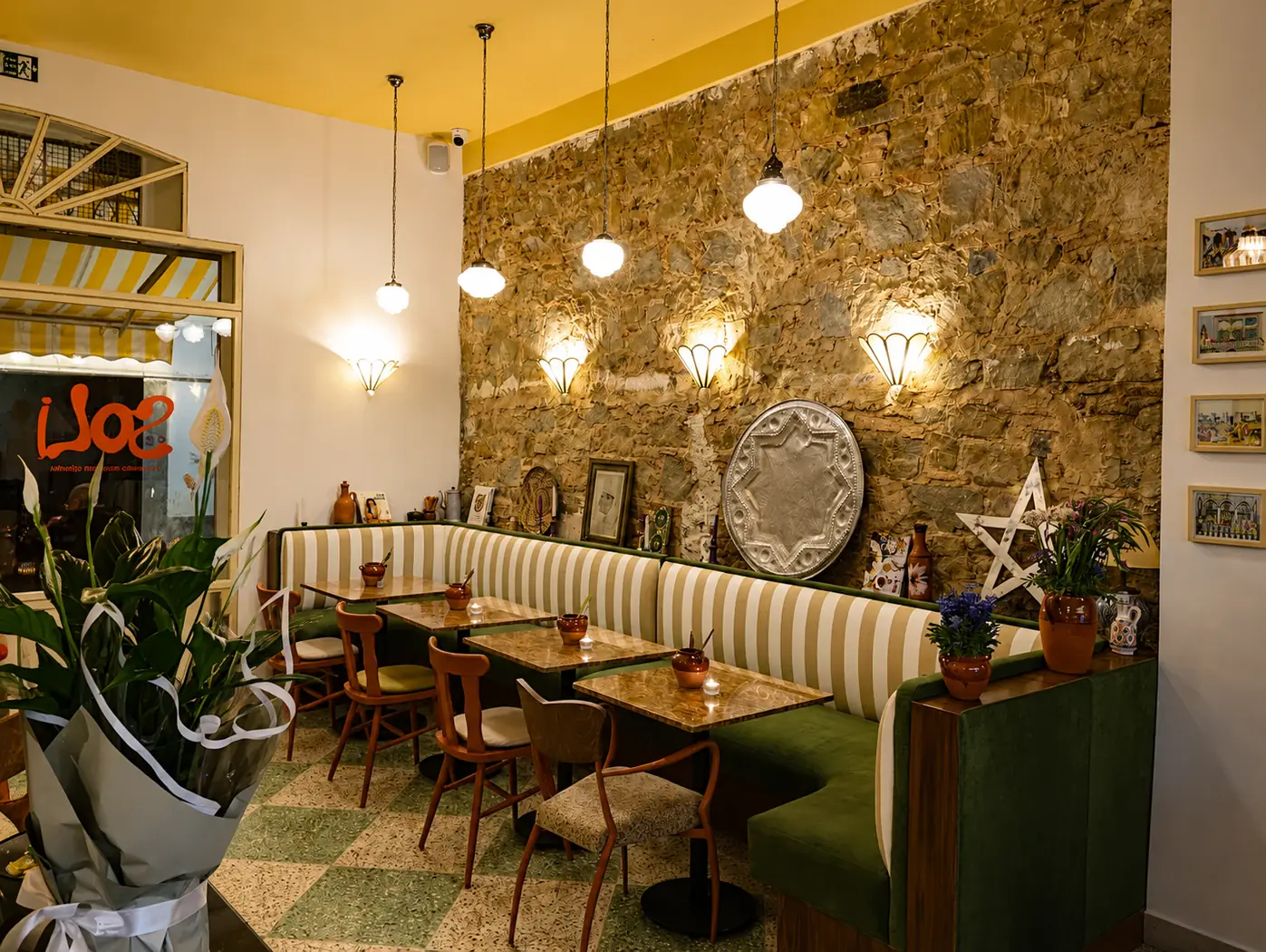 Banquettes rayées et appliques en forme de coquillage chez Soli