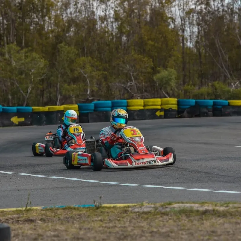 Deux karts dans un virage du circuit VGK bordé de pneus