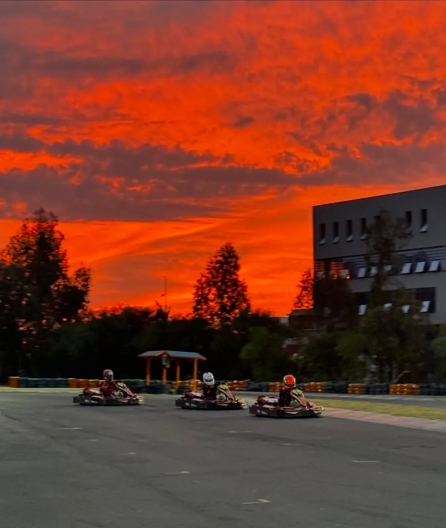 Karts sur la piste du VGK sous un ciel rouge de coucher de soleil