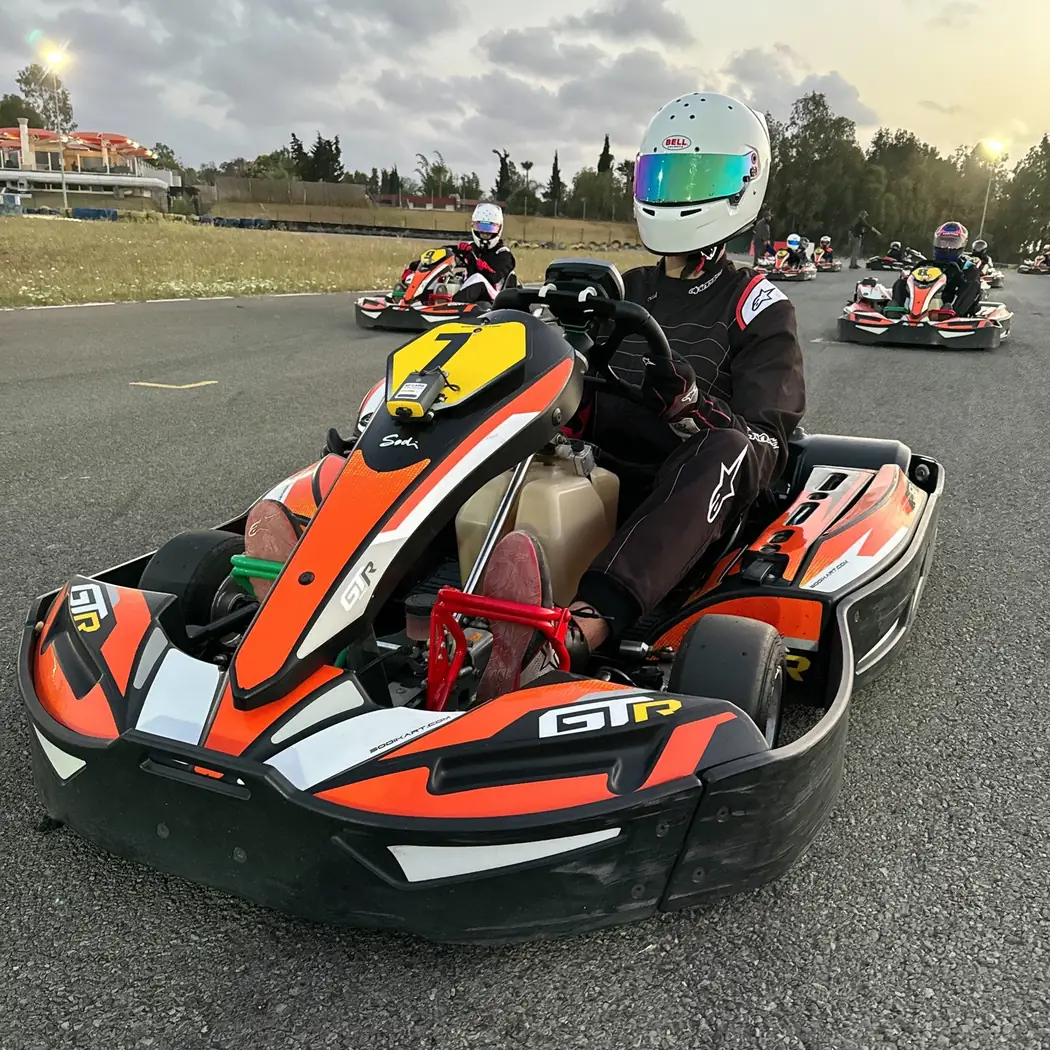 Pilote en kart orange en tête de course sur le circuit VGK à Mohammédia