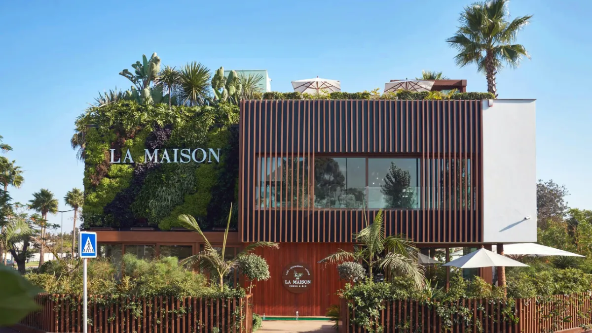 Façade de La Maison Fresh & Bio à Rabat : mur végétal, bardage en bois et palmiers