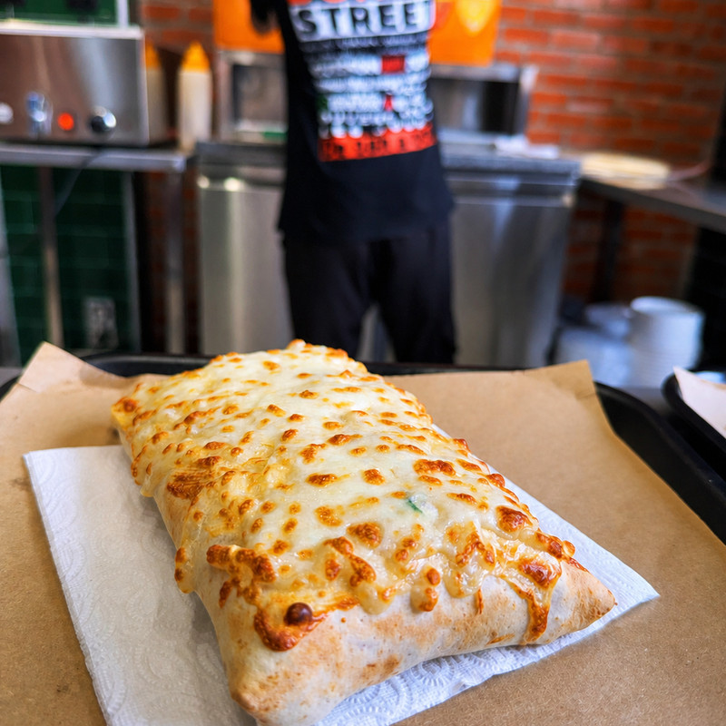 Durum gratiné au fromage fondu posé sur le comptoir de Döner Street